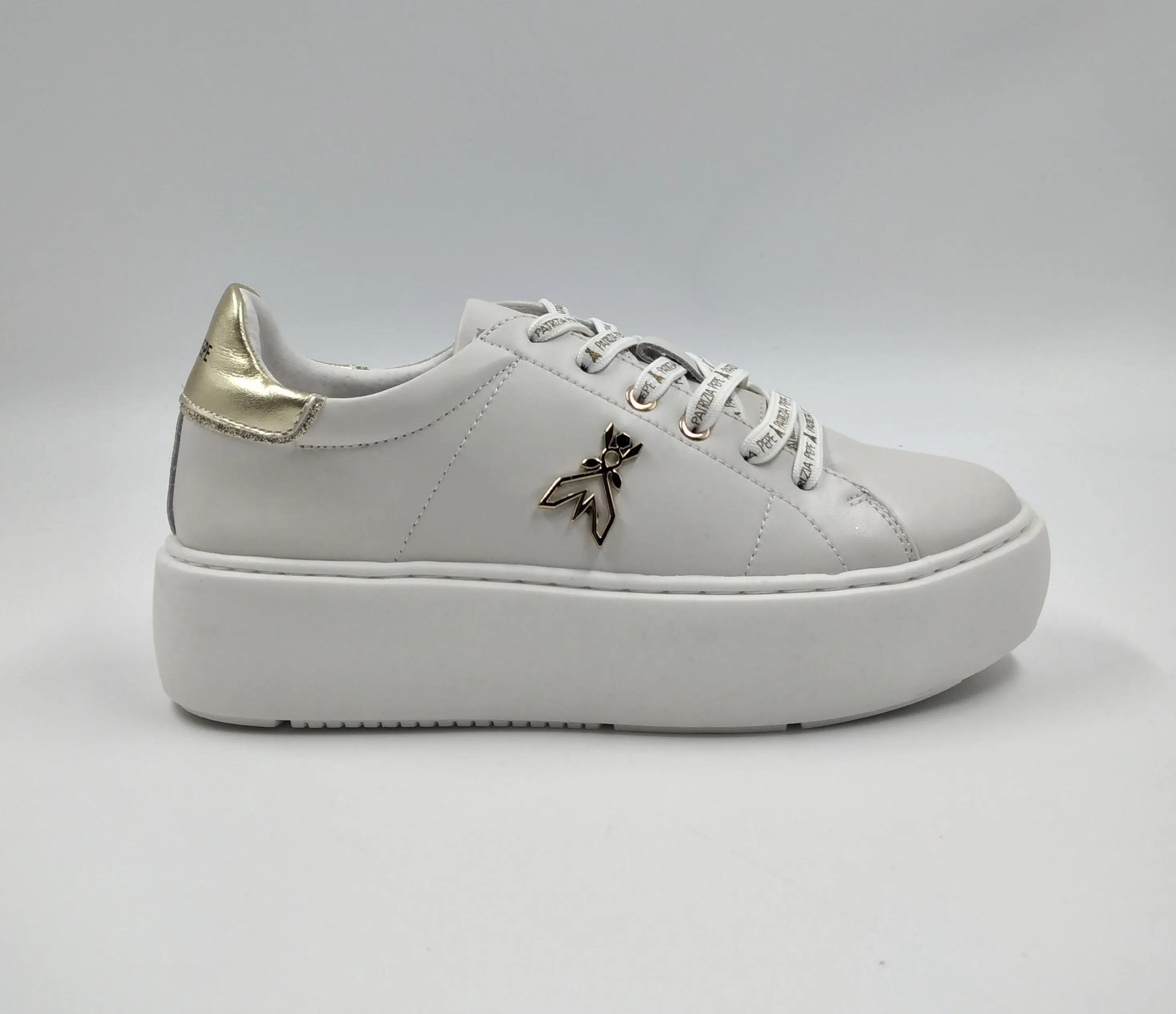 SNEAKERS PELLE LOGO METALLO